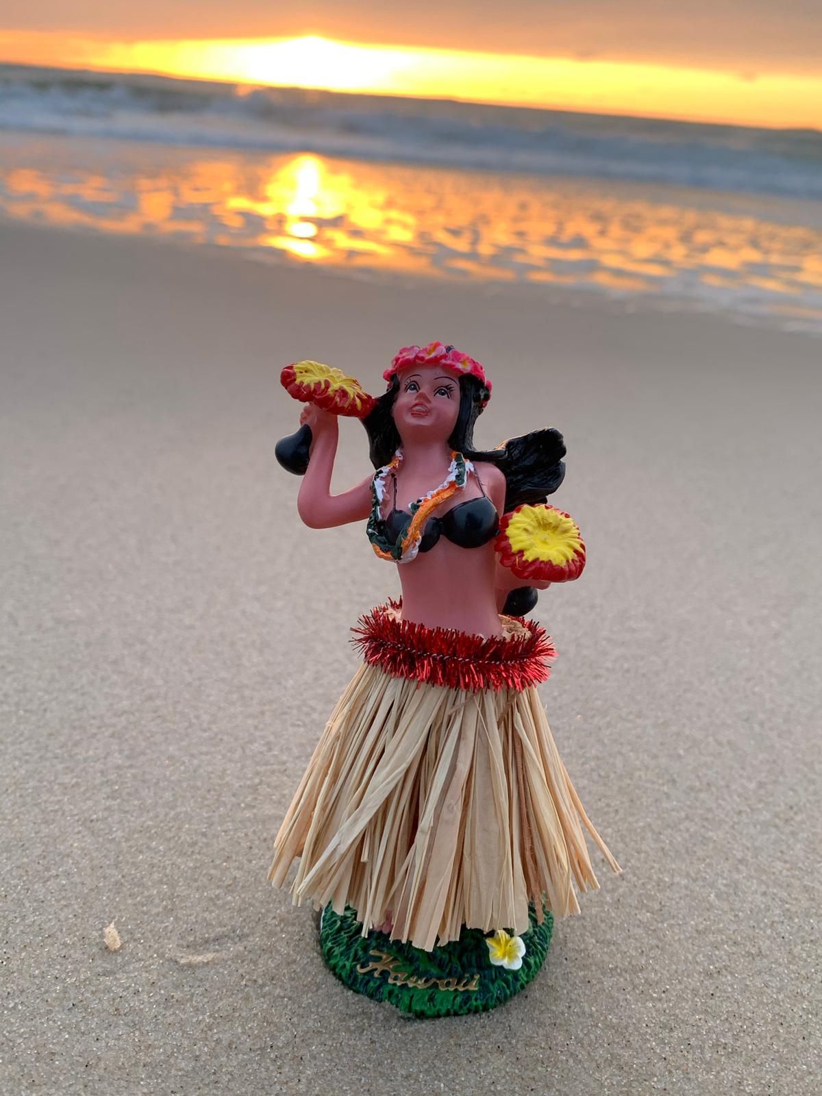 Hawaii Wackel Hula Mädchen Girl Wackelfigur grün mit gelber Kette und Pompoms 